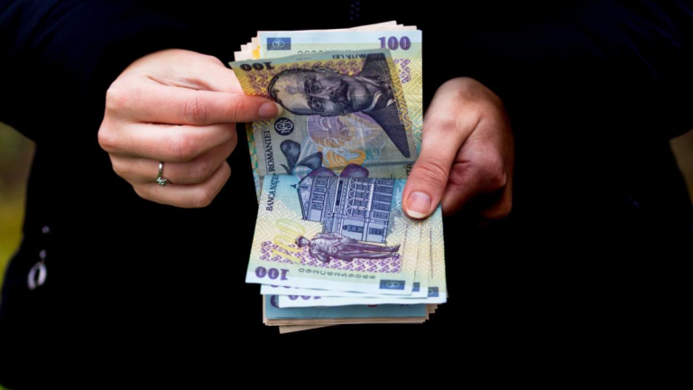 Salariul mediu a ajuns la 5.388 lei. Sectoarele în care se câștigă cel mai bine și cel mai rău, în România