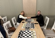 Turneu de șah la Victoria. Invitat special, campionul internațional Alexandru Manea. Partidă între Manea și primarul Camelia Bertea