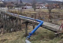 Video. ,,Pasarela suspinelor“ de la Rupea, atrage nenorociri una după alta. Un localnic a fost tâlhărit pe această pasarelă improvizată, în întunericul nopții