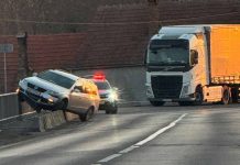 Accident rutier la Sâmbăta de Jos. Un autoturism a intrat într-un cap de pod