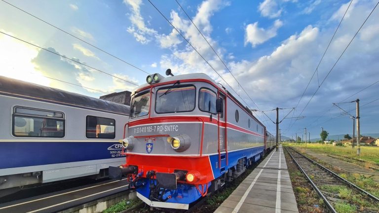 Dosarul „nașilor” de la CFR. 21 de angajați, sub control judiciar pentru fraudă cu bilete gratuite pentru elevi