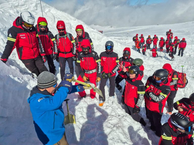 Salvamontiștii de la Victoria participă la Conferința Europeană a Salvatorilor pe Pârtiile de Schi și Offpiste