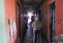 Foto și VIDEO. Coșmarul chiriașilor Primăriei Făgăraș. S-au trezit cu dejecțiile din canalizare în locuințe. Primarul PSD, campion la lucrări plătite scump firmelor de casă, dar executate de mântuială