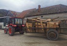 Foto. Pânda polițiștilor la Șinca Nouă în acțiunea ,,lemnul și remorca“. Revolta oamenilor din comună