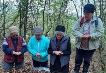 Foto. ,,Îngropatul Paștilor“, obicei străvechi păstrat la Veneția de Sus. Femeile văduve îngroapă paștile în hotarele satului, alese în formă de Cruce