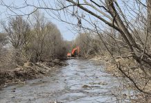 Foto. Lucrările de decolmatare pe râul Sebeș sunt în plină desfășurare. Apa traversează satele de la Sebeș până la Râușor