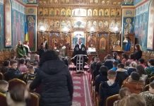 Foto și Video. Biserica din Cimitir-Făgăraș, neîncăpătoare pentru micuții de la Grădinița ,,Albinuța“. Părintele Laurențiu Urian le-a vorbit copiilor despre credință, bunătate și iertare