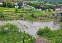 ,,Pasarela suspinelor“ de la Rupea, luată de apă. Cartierul Cozd a rămas izolat de restul orașului. Canalul, un focar de infecție. Ce spun cetățenii din Cozd