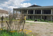 Foto și Video. ,,Țeapa“ numită bazinul semiolimpic de la Făgăraș. Încă o minciună a primarului PSD. Obiectiv părăsit de toți, și de constructor și de primărie, lăsat pradă hoților