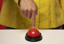 Ministerul Educației introduce „butonul roșu” în şcoli. Situațiile grave în care va putea fi folosit