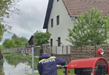 Braşov: Inundaţii în comuna Dumbrăviţa, după ce ape scurse de pe versanţi într-un pârâu au inundat două case/ 18 copii, evacuaţi la rude