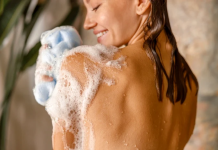 Cât de des ar trebui să faci duș? Pielea suferă dacă te speli zilnic?