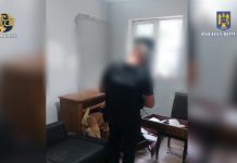 Video. Un cuplu de făgărășeni, traficanți de droguri de mare risc chiar sub ochii copiilor minori. Mascații au descins la locuința lor monitorfg