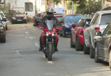 Schimbări pentru motocicliști și mopede: Vor putea folosi banda specială pentru autobuze și depăși legal autovehicule sau coloane. Parcare pe trotuar, cu o condiție