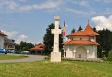 Foto. ,,Mamă țară, iartă-ne că am cutezat să luptăm și să murim pentru Tine“. Povestea Crucii-monument de la Mănăstirea Brâncoveanu de la Sâmbăta de Sus ridicată în memoria eroilor anticomuniști