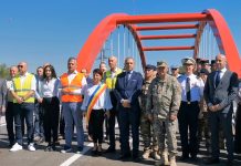 Foto și Video. Se circulă pe podul de la Voila. Inaugurarea a avut loc astăzi, în prezența autorităților, constructorului, militarilor NATO și a localnicilor