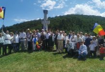 Foto și Video. Parastasul de la Crucea eroilor anticomuniști din Țara Făgărașului. ,,Mamă Țară, iartă-ne că am cutezat să luptăm și să murim pentru Tine“