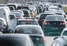 E tot mai scump să ai mașină și va fi și mai scump. După creșterea TVA, a accizelor pentru carburanți, a asigurărilor și a rovinietei ar putea urma taxarea emisiilor poluante