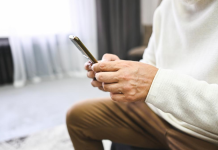 Un pensionar de 75 de ani i-a cerut soției divorțul după ce s-a îndrăgostit de o fată generată de inteligența artificială, pe internet