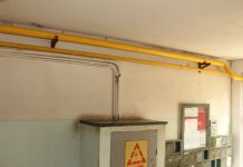 Zeci de familii din Brașov primesc apă pe țeava de gaze: un vecin a încercat să-și monteze singur centrala termică