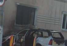 Foto. Mașină în flăcări lângă Cetatea Făgărașului. Bărbatul de la volan a fugit de la locul accidentului, fiind beat și fără permis de conducere. A fost reținut