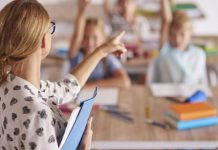 Ordinul ministrului Educației: Profesorii pot opta, din proprie inițiativă, pentru diminuarea normei și a salariului aferent, dacă nu sunt mulțumiți de orele primite în alte școli. În acest caz, le este afectată și vechimea în muncă/învățământ