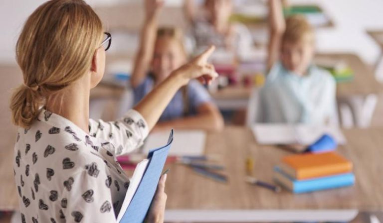 Ordinul ministrului Educației: Profesorii pot opta, din proprie inițiativă, pentru diminuarea normei și a salariului aferent, dacă nu sunt mulțumiți de orele primite în alte școli. În acest caz, le este afectată și vechimea în muncă/învățământ