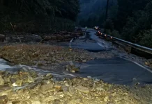 Viitură pe Transfăgărășan, versantul sudic, aseară. Zeci de autoturisme au rămas blocate. Sunt căutate două persoane date dispărute monitorfg