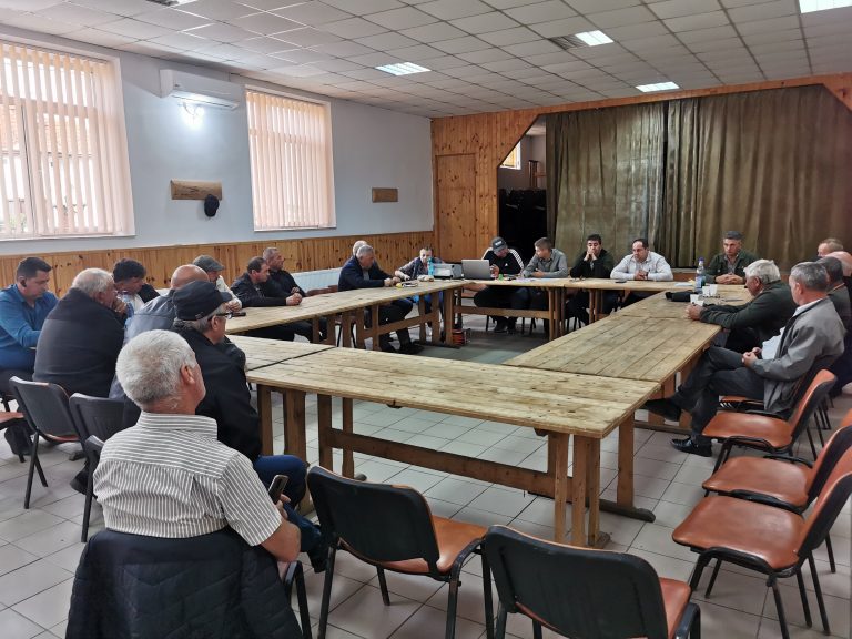 Video. Composesoratele din zona Făgărașului blochează acțiunea Ministerului Mediului de a include proprietățile lor în ,,zone strict interzise“. În ședința comună au stabilit contestația la studiul ministerului