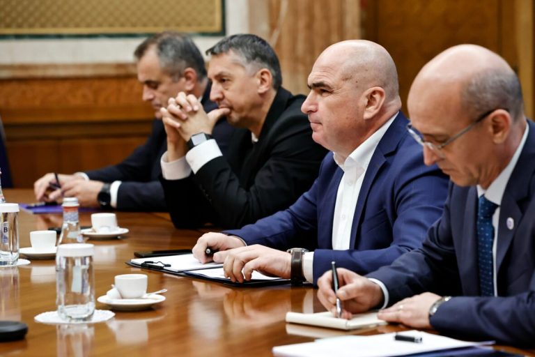 La rectificarea bugetară, partidele politice primesc mai mulți bani decât Educația, de la Guvernul Bolojan: 169 milioane lei pentru AEP, 140 milioane lei pentru MEC