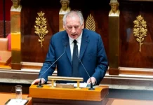 Guvernul francez a căzut, fiind demis prin moțiune de cenzură. „Și Macron trebuie să plece”