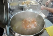 Ajutoare cu picătura. Persoanele defavorizate vor beneficia de tichete sociale în valoare de 250 lei în două tranșe. Pentru elevii defavorizați, 500 lei/elev