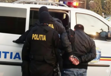 Copil legat cu lanțul de masă și încuiat în casă de propriul tată