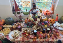 Foto. Sărbătoarea toamnei la Școala Gimnazială Sâmbăta de Sus. Holul școlii s-a transformat într-un adevărat târg al belșugului