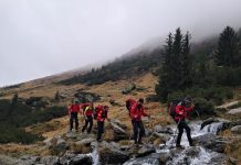 Încă un turist a decedat în Munții Făgăraș, vf. Lespezi, căzând 500 metri în prăpastie. Salvamontiștii recuperează acum trupurile a trei turiști decedați ieri în masiv