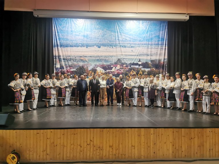 Foto și Video.  Fostul congresman al SUA, Martin R. Hoke, în vizită la Arpașu de Jos. Politicianul își are originile în satul făgărășean. Interviu cu Martin Hoke