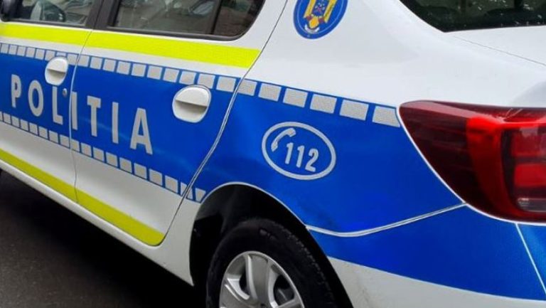 Bărbat din Victoria, reținut de polițiști după ce a avariat o mașină parcată