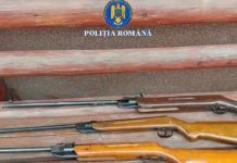 Video. Bărbat reținut de polițiști pentru infracțiuni la regimul armelor și munițiilor. La percheziții s-a găsit în locuința lui un întreg arsenal