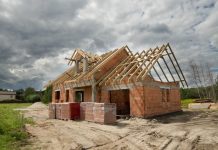 Casele de până la 150 de metri pătrați din rural și anexele vor putea fi ridicate fără autorizație. Este propunerea ministrului Cseke Attila pentru noul Cod de urbanism