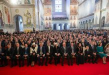 Sfinții închisorilor figurează în pictura Catedralei Mântuirii Neamului, dar foștii deținuți politic n-au fost invitați la sfințire. N-au mai avut loc de VIP-uri și de securiștii vechi și noi. În AFDPR sunt cei care au luptat pentru credință și dreptate