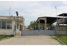 Firma ,,căpușă“ care falimentează Fabrica de Pulberi Făgăraș. Pompe de 100.000 euro zac în depozit de de aproape 2 ani, deși sunt necesare pentru producție. Ministrul Economiei critică activitatea fabricii doar în declarații fabrica-pulberi-fagaras