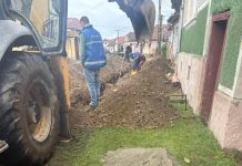 Foto. Au început lucrările la rețelele de apă și canalizare în intravilanul satului Sâmbăta de Jos. Primarul comunei Voila: ,,Rugăm locuitorii să manifeste înțelegere și răbdare pe durata execuției acestor lucrări, care pot cauza temporar disconfort“