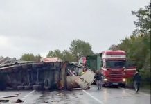 Video. Un autotren încărcat cu carburant s-a răsturnat pe DN1, între Vlădeni și Codlea. Pompierii intervin la fața locului