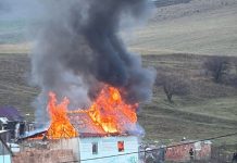 Șase copii și părinții lor au rămas pe drumuri. Casa lor din Lovnic a fost mistuită de flăcări în această dimineață. Familia are nevoie de ajutor monitorfg