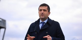 Aceleași acuzații, dar fără vinovați. Declarațiile Ministrului Economiei nu ard munții de gunoaie de lângă instalațiile Fabricii de Pulberi Făgăraș. La prima strigare, contractul fabricii de la Victoria ,,țepuia“ statul român cu 92 milioane euro