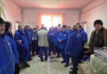 Video și Foto. A doua zi de protest la Fabrica de Pulberi Făgăraș. Angajații au mers la biroul directorului generall, dar acesta a fugit cu o camionetă din fabrică. Un membru CA vrea să stea de vorbă cu salariații, dar la 11.00 monitorfg