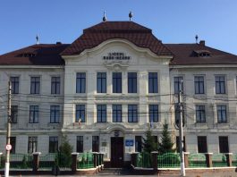 Echipe mixte formate din polițiști și jandarmi au organizat activități preventive la două licee din Făgăraș. Au participat și câinii polițiști Meda și Ares