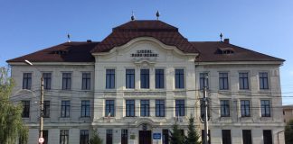 Echipe mixte formate din polițiști și jandarmi au organizat activități preventive la două licee din Făgăraș. Au participat și câinii polițiști Meda și Ares