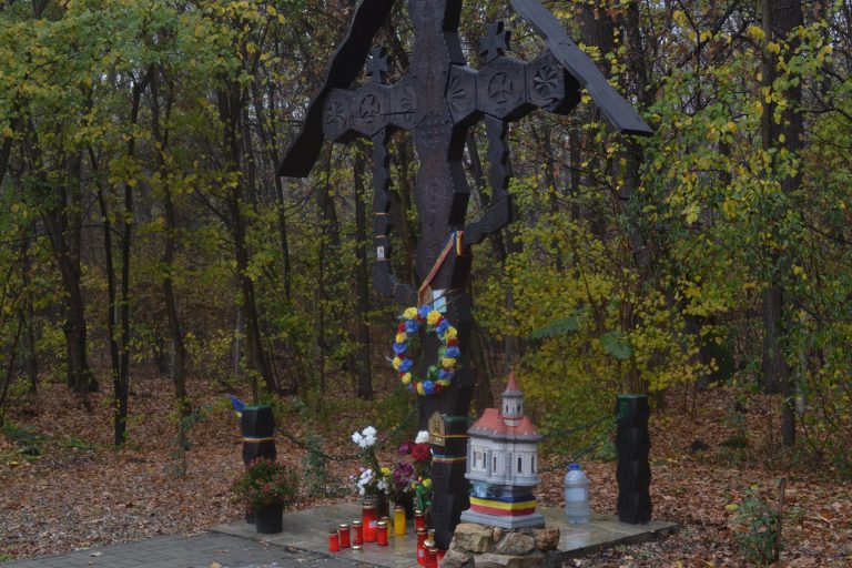 Foto. Comunicat. Troița de la Tâncăbești a fost distrusă în această dimineață. Poliția a deschis o anchetă. A fost ridicată de sculptorul Cristian Ivanov și luptătorul anticomunist Ștefan Georgescu