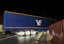 Un TIR a intrat într-o casă pe DN1, la Scoreiu. Traficul a fost blocat